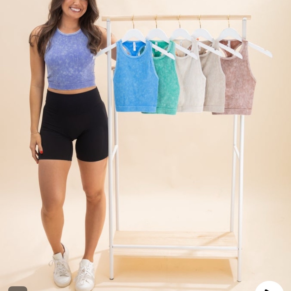 FOUR brand-new in the package Zenana seamless tanks
